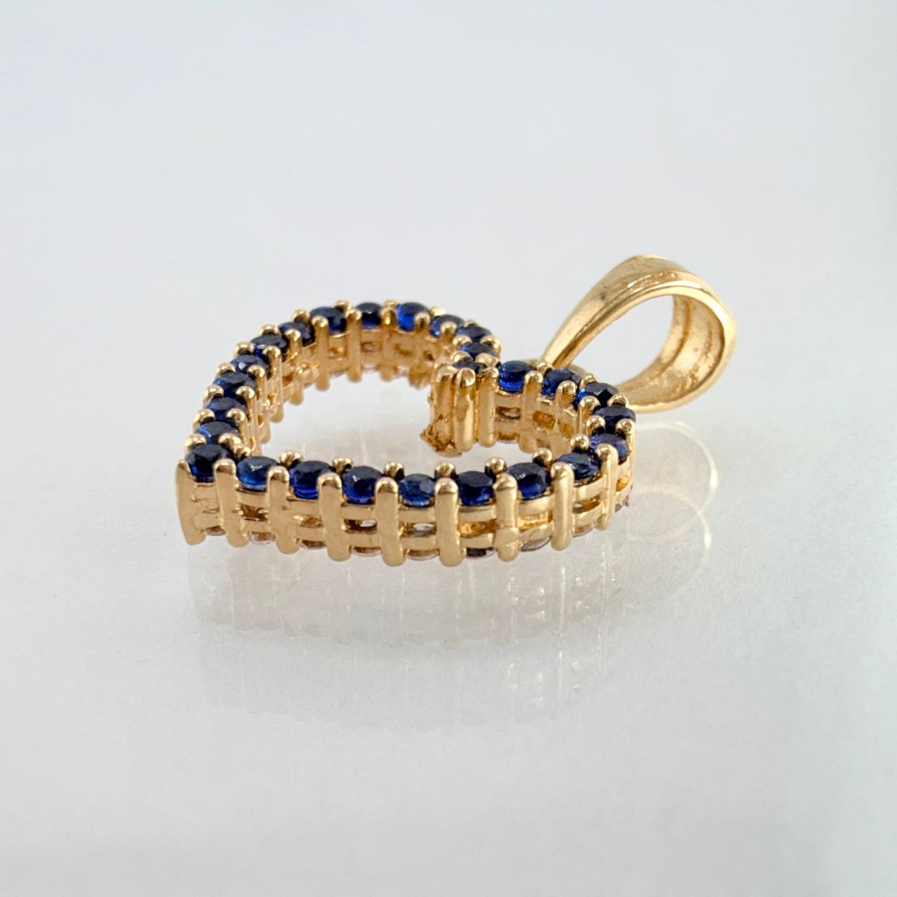 Dije Silueta Corazón Doble Faz 1.4gr / 3/4 in / Oro Amarillo 18K © Dije Silueta Corazón Doble Faz 1.4gr / 3/4 in / Oro Amarillo 18K ©