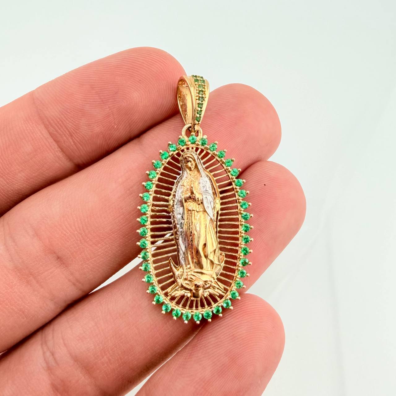 Dije Virgen Guadalupe Filigrana 6.5gr / 1 3/4 in / Dos Oros Amarillo Blanco 18K © Dije Virgen Guadalupe Filigrana 6.5gr / 1 3/4 in / Dos Oros Amarillo Blanco 18K ©