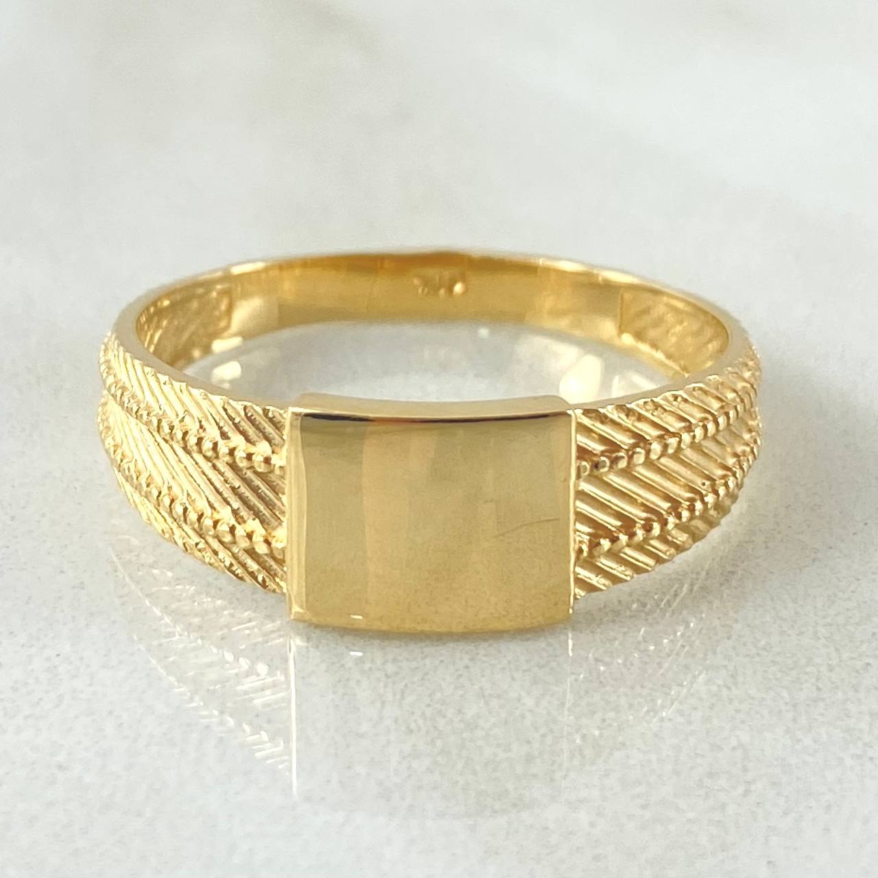 Striped Belt Ring 4.35gr / Size 11 / 18K Gold Striped Belt Ring 4.35gr / Size 11 / 18K Gold