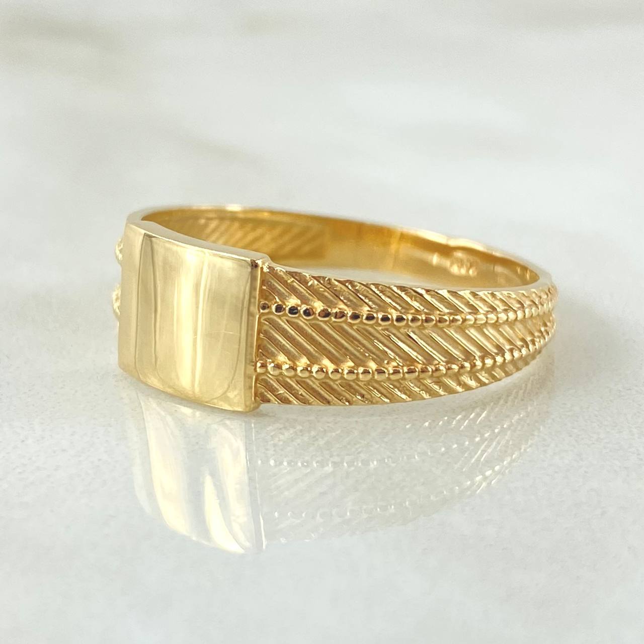 Striped Belt Ring 4.35gr / Size 11 / 18K Gold Striped Belt Ring 4.35gr / Size 11 / 18K Gold