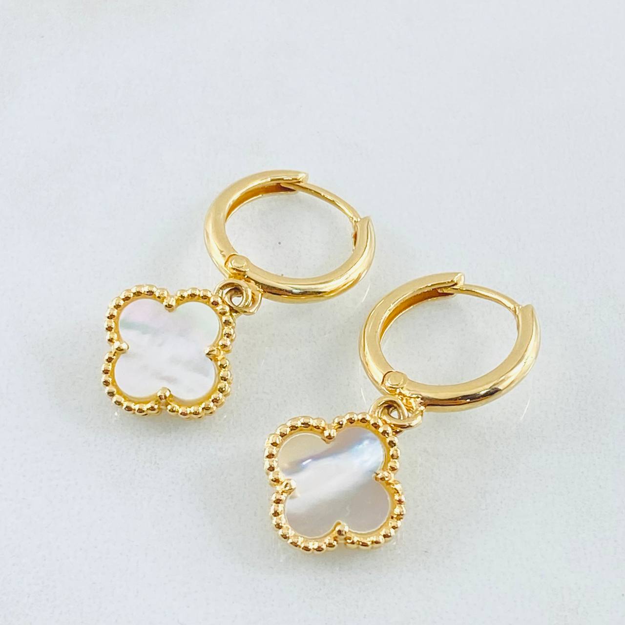 Clover Hoop Earrings White 5.8gr / 1 1/4 in / 18K Gold Clover Hoop Earrings White 5.8gr / 1 1/4 in / 18K Gold