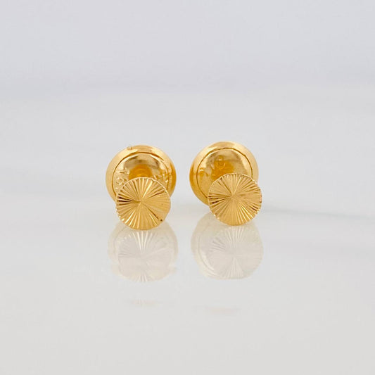 Stud Earrings Circle Diamond Cut 0.7g / in / 5.6mm Yellow Gold 18K