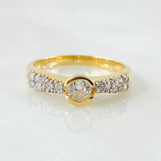 Anillo Solitario Semi Circulo 3.3gr / T7 / Dos Oros Amarillo Blanco 18K *