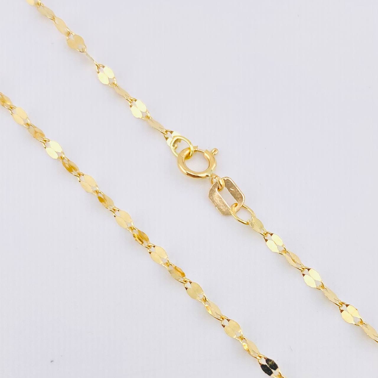 Set Cadena y Dije Flor Espejo + Virgen Guadalupe 1.6gr / 17 3/4 in / 1.8mm Oro Amarillo 18K Set Cadena y Dije Flor Espejo + Virgen Guadalupe 1.6gr / 17 3/4 in / 1.8mm Oro Amarillo 18K