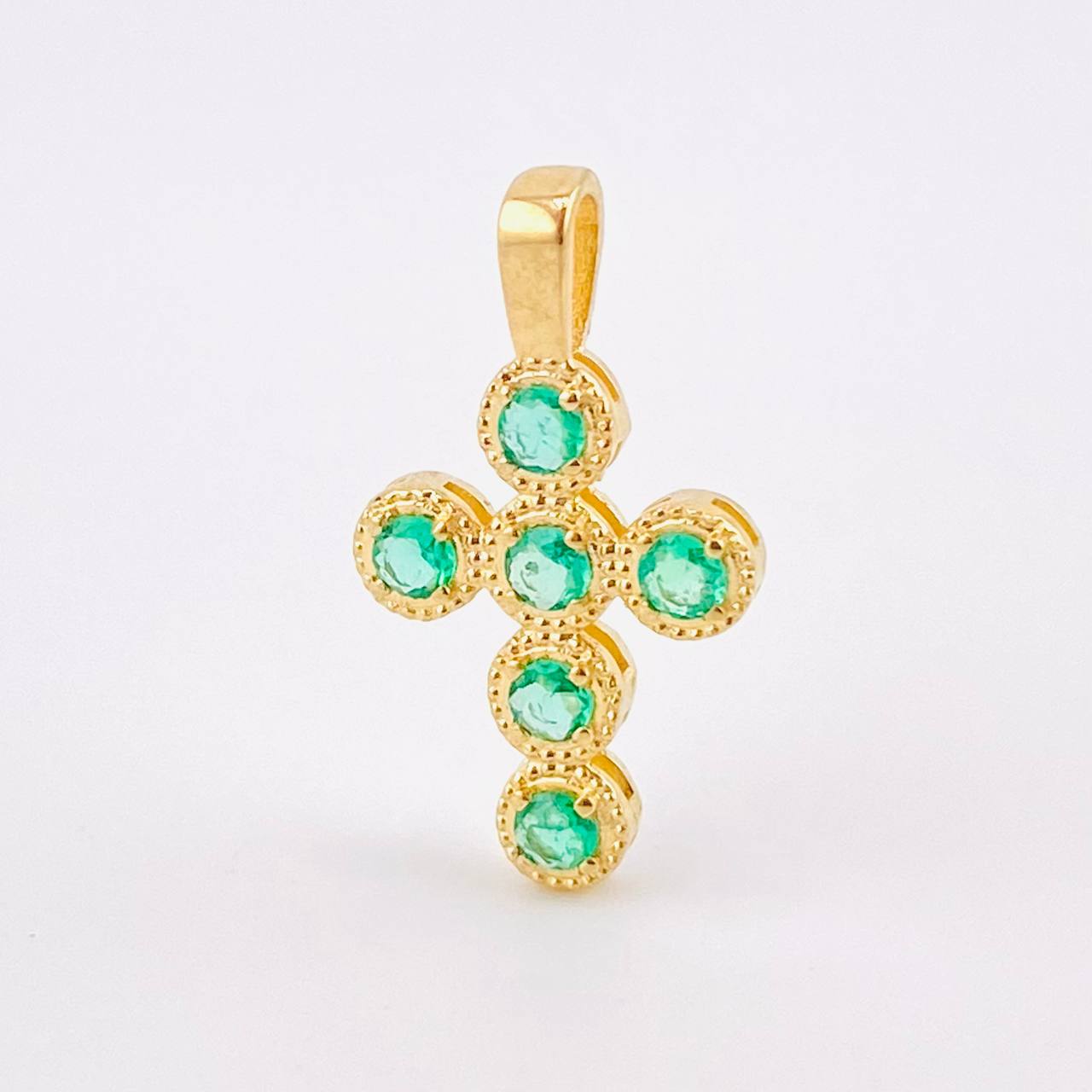 Dije Crúz Mini Aros Esmeraldas 26pts 1.1gr / 3/4 in / Oro Amarillo 18K © Dije Crúz Mini Aros Esmeraldas 26pts 1.1gr / 3/4 in / Oro Amarillo 18K ©