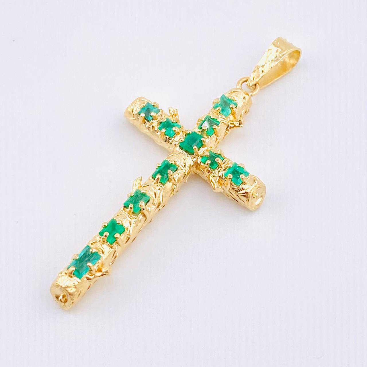 Dije Crúz Tronco Esmeraldas 2.1 Qts 6gr / 2 1/4 in / Oro Amarillo 18K © Dije Crúz Tronco Esmeraldas 2.1 Qts 6gr / 2 1/4 in / Oro Amarillo 18K ©