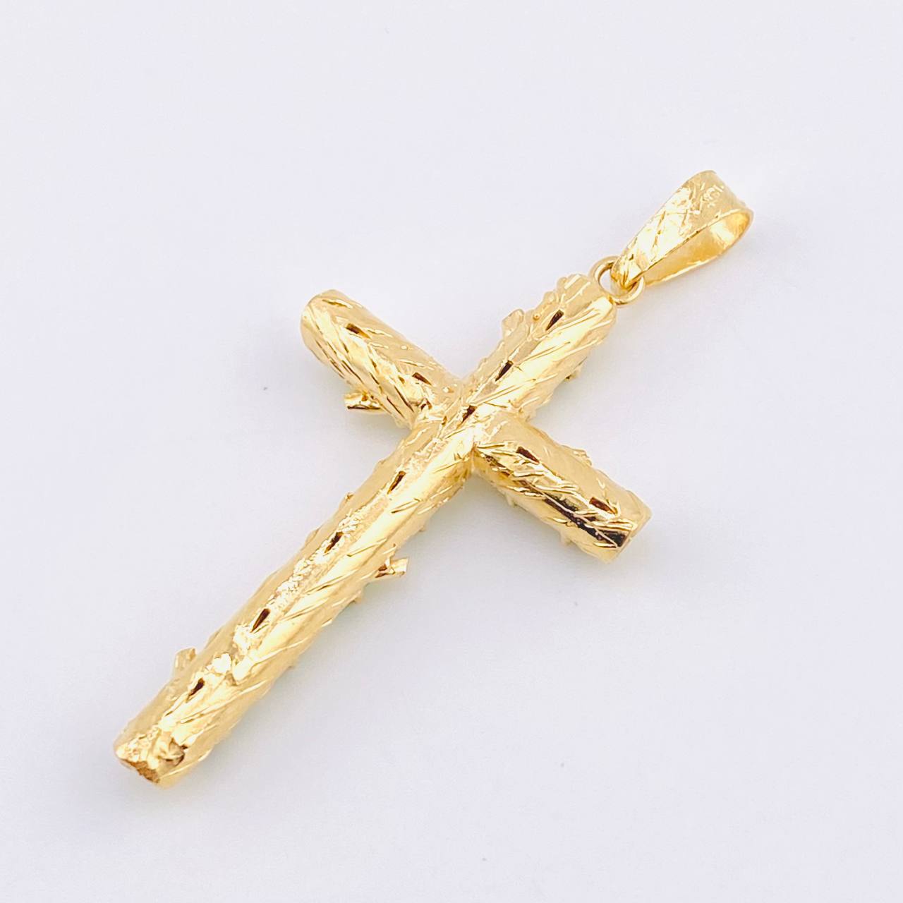 Dije Crúz Tronco Esmeraldas 2.1 Qts 6gr / 2 1/4 in / Oro Amarillo 18K © Dije Crúz Tronco Esmeraldas 2.1 Qts 6gr / 2 1/4 in / Oro Amarillo 18K ©