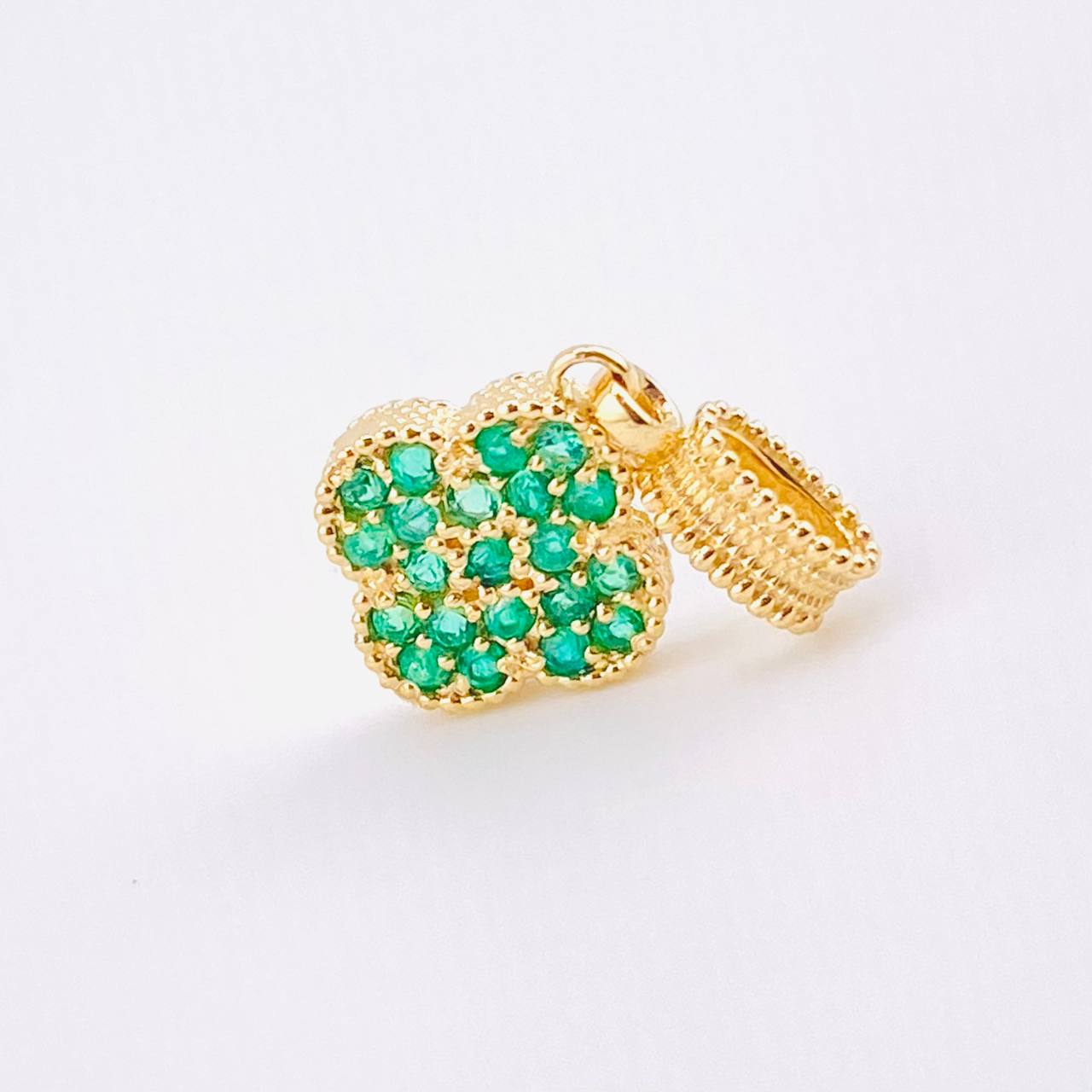 Dije Trebol Texturizado Esmeraldas 33pts 1.95gr / 3/4 in / Oro Amarillo 18K © Dije Trebol Texturizado Esmeraldas 33pts 1.95gr / 3/4 in / Oro Amarillo 18K ©