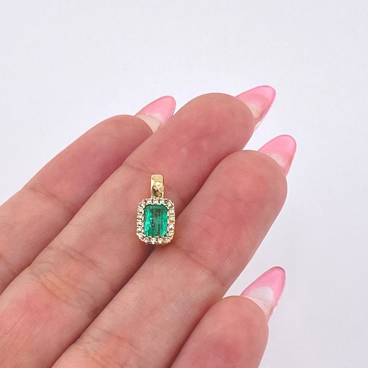 Dije Rectangulo Tupido Esmeralda 60pts Diamantes 26pts 1.35gr / 1/2 in / Oro Amarillo 18K © Dije Rectangulo Tupido Esmeralda 60pts Diamantes 26pts 1.35gr / 1/2 in / Oro Amarillo 18K ©