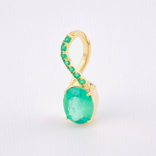 Dije Ovalo Atómico Esmeraldas 1.82 Qts 2gr / 3/4 in / Oro Amarillo 18K ©