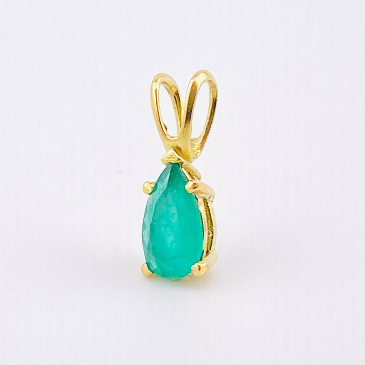 Dije Gota Esmeralda 1 Qts 1gr / 1/2 in / Oro Amarillo 18K © Dije Gota Esmeralda 1 Qts 1gr / 1/2 in / Oro Amarillo 18K ©