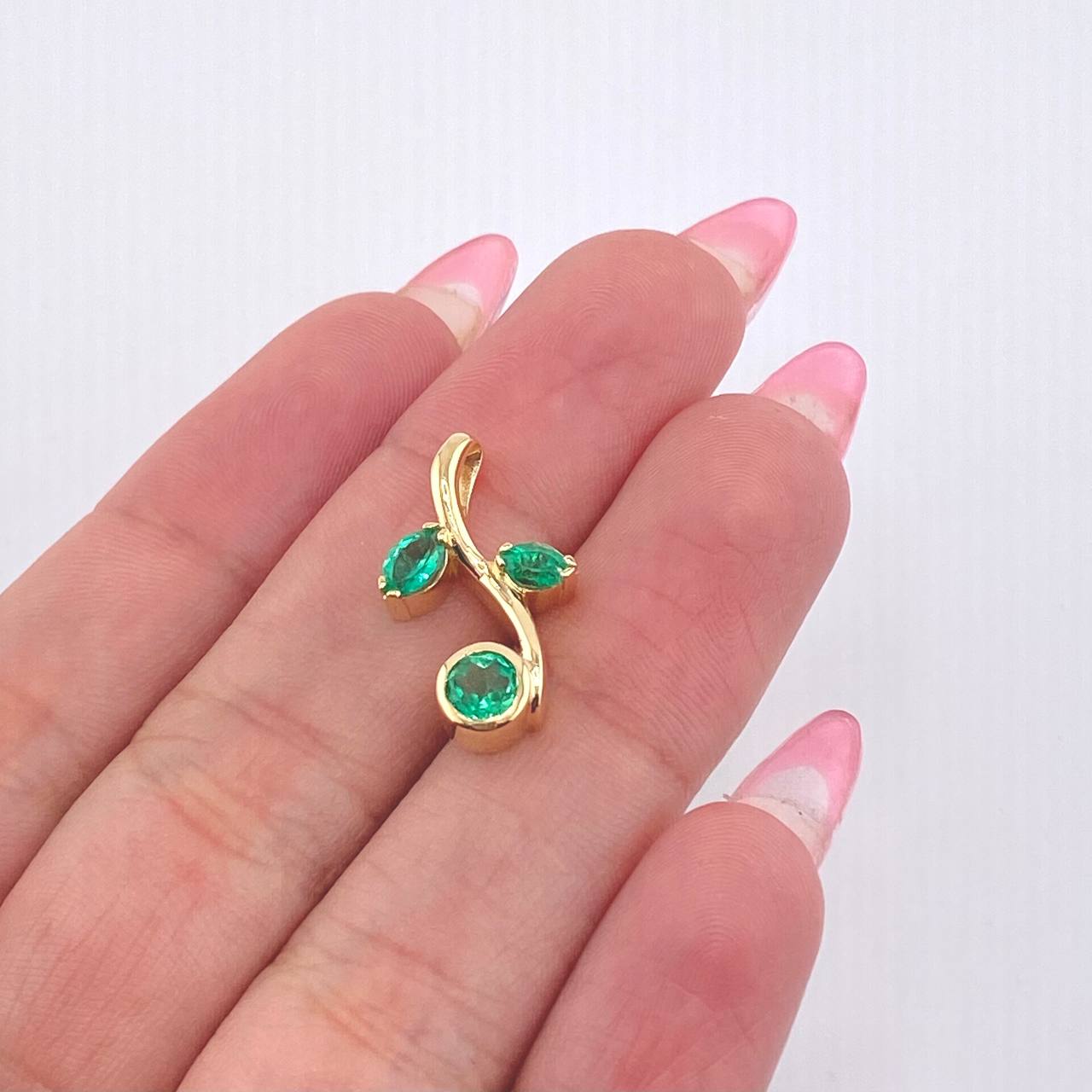 Dije Flor Esferica Esmeraldas 86pts 2.95gr / 3/4 in / Oro Amarillo 18K © Dije Flor Esferica Esmeraldas 86pts 2.95gr / 3/4 in / Oro Amarillo 18K ©