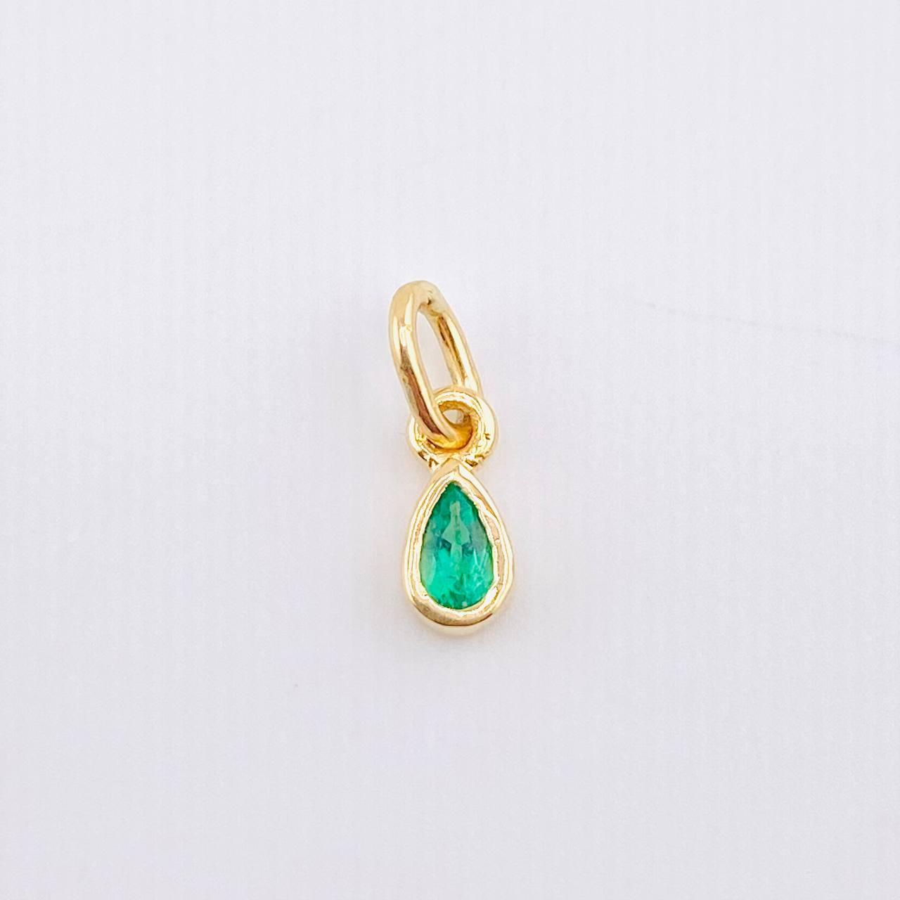 Dije Gota Esmeraldas 22pts 0.65gr / 1/2 in / Oro Amarillo 18K © Dije Gota Esmeraldas 22pts 0.65gr / 1/2 in / Oro Amarillo 18K ©