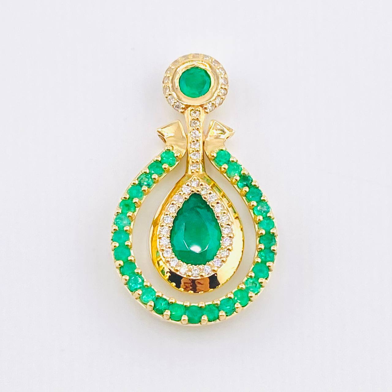 Dije Bastión Movil Esmeraldas 3.68 Qts Diamantes 55pts 9.45gr / 1 1/2 in / Oro Amarillo 18K © Dije Bastión Movil Esmeraldas 3.68 Qts Diamantes 55pts 9.45gr / 1 1/2 in / Oro Amarillo 18K ©