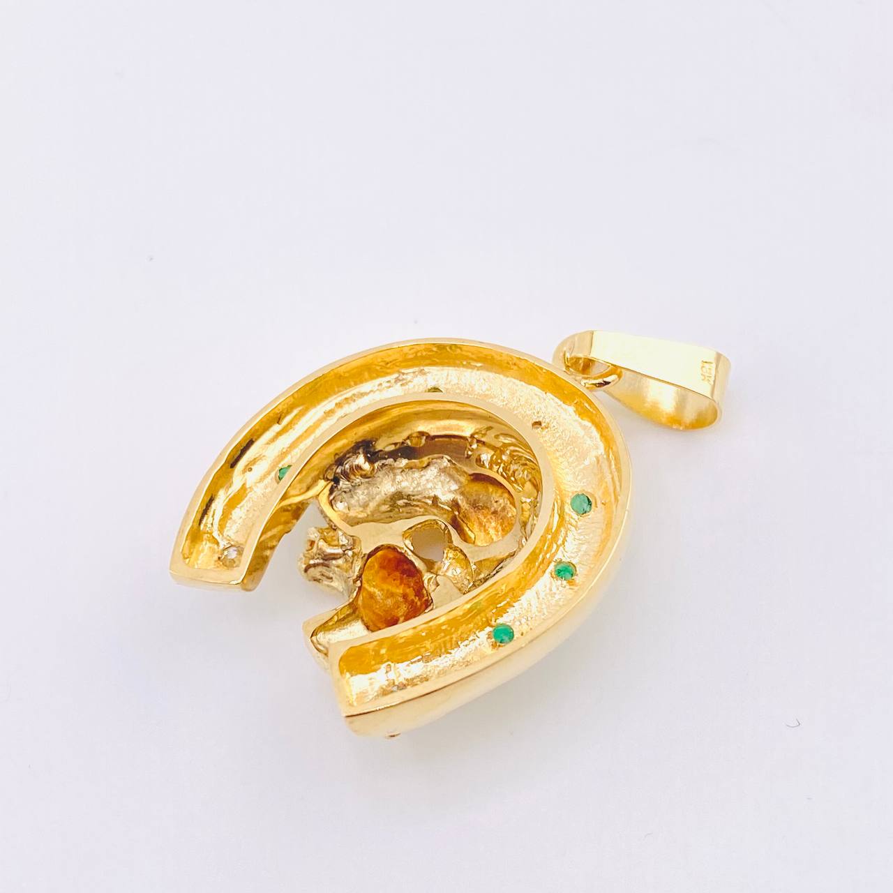 Dije Herradura Caballo Esmeraldas 80pts Diamantes 45pts 18.55gr / 1 3/4 in / Oro Amarillo 18K © Dije Herradura Caballo Esmeraldas 80pts Diamantes 45pts 18.55gr / 1 3/4 in / Oro Amarillo 18K ©