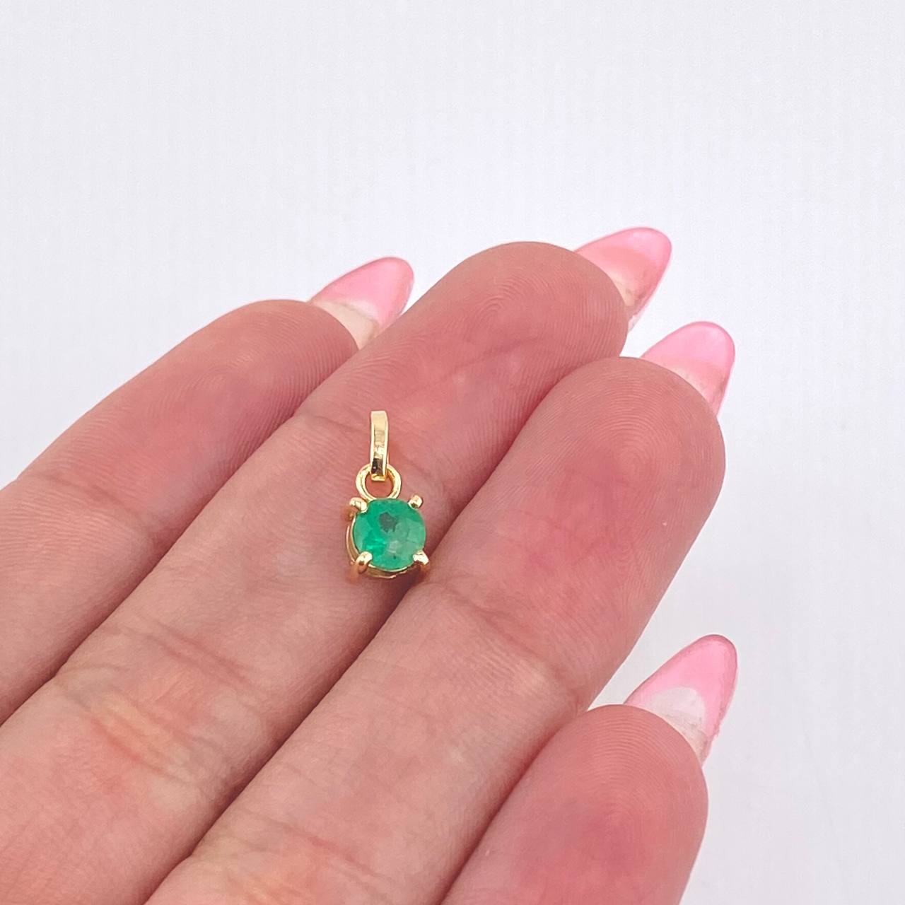 Dije Circulo Esmeralda 48pts 0.55gr / 1/2 in / Oro Amarillo 18K © Dije Circulo Esmeralda 48pts 0.55gr / 1/2 in / Oro Amarillo 18K ©