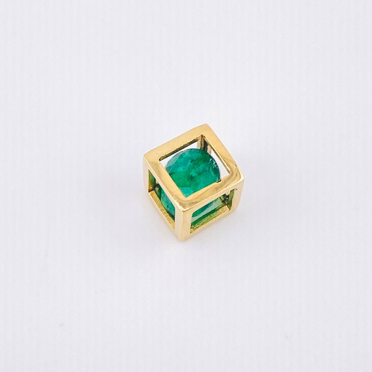 Dije Cubo Esmeralda 63pts 0.7gr / 1/4 in / Oro Amarillo 18K © Dije Cubo Esmeralda 63pts 0.7gr / 1/4 in / Oro Amarillo 18K ©