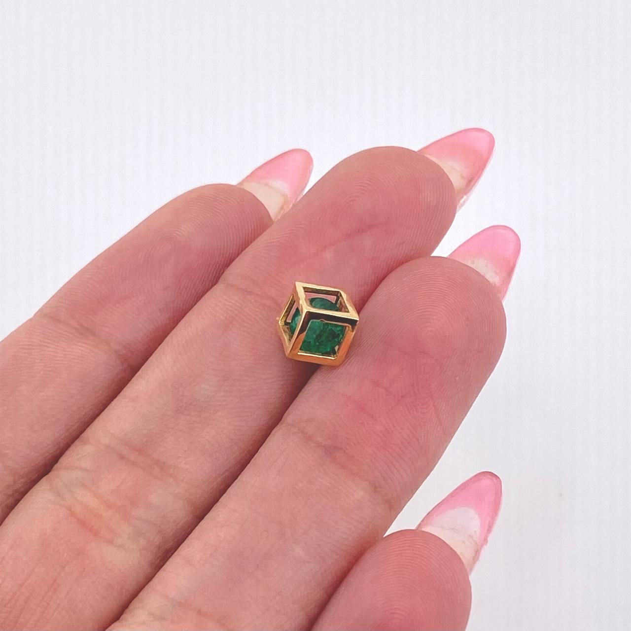 Dije Cubo Esmeralda 63pts 0.7gr / 1/4 in / Oro Amarillo 18K © Dije Cubo Esmeralda 63pts 0.7gr / 1/4 in / Oro Amarillo 18K ©