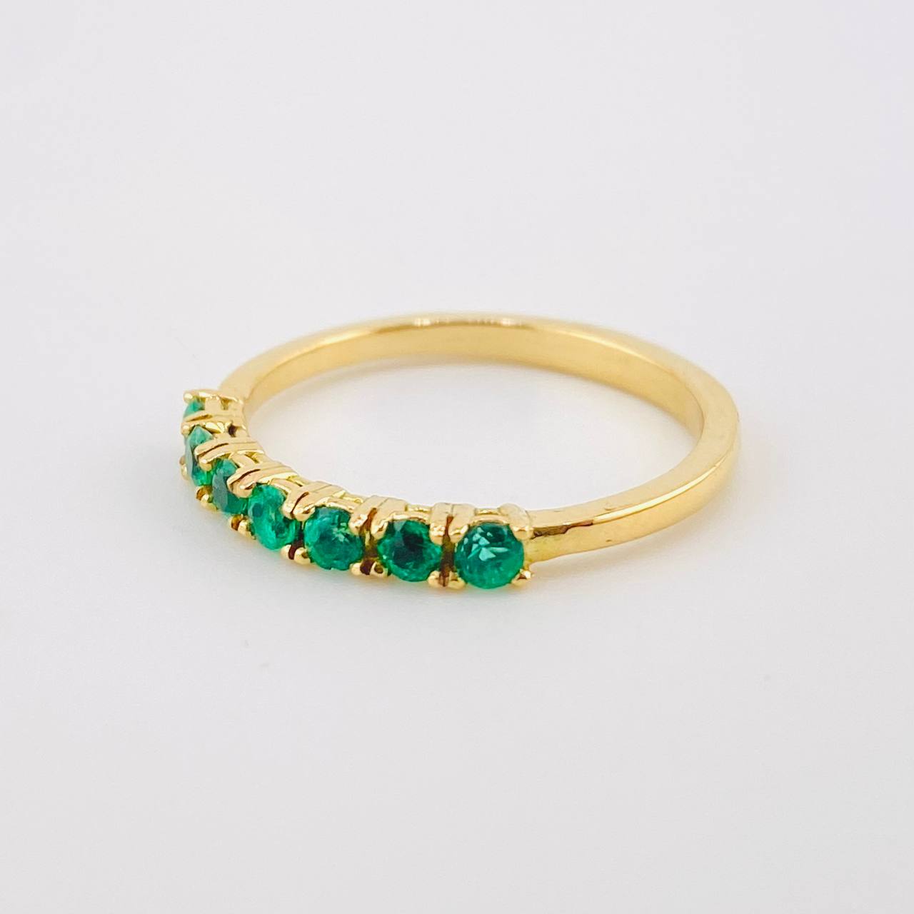 Anillo Carril Parcial Esmeraldas 35pts 2.4gr / T7 1/4 / Oro Amarillo 18K © Anillo Carril Parcial Esmeraldas 35pts 2.4gr / T7 1/4 / Oro Amarillo 18K ©