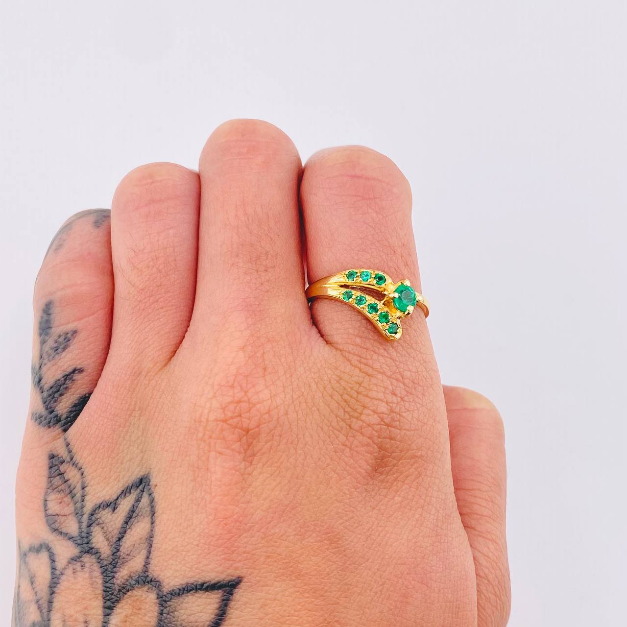 Anillo Olas Abultadas Esmeraldas 80pts 3gr / T7 3/4 / Oro Amarillo 18K © Anillo Olas Abultadas Esmeraldas 80pts 3gr / T7 3/4 / Oro Amarillo 18K ©