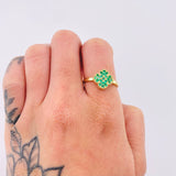 Anillo Trebol Tupido Esmeraldas 33pts 2.9gr / T8 / Oro Amarillo 18K © Anillo Trebol Tupido Esmeraldas 33pts 2.9gr / T8 / Oro Amarillo 18K ©