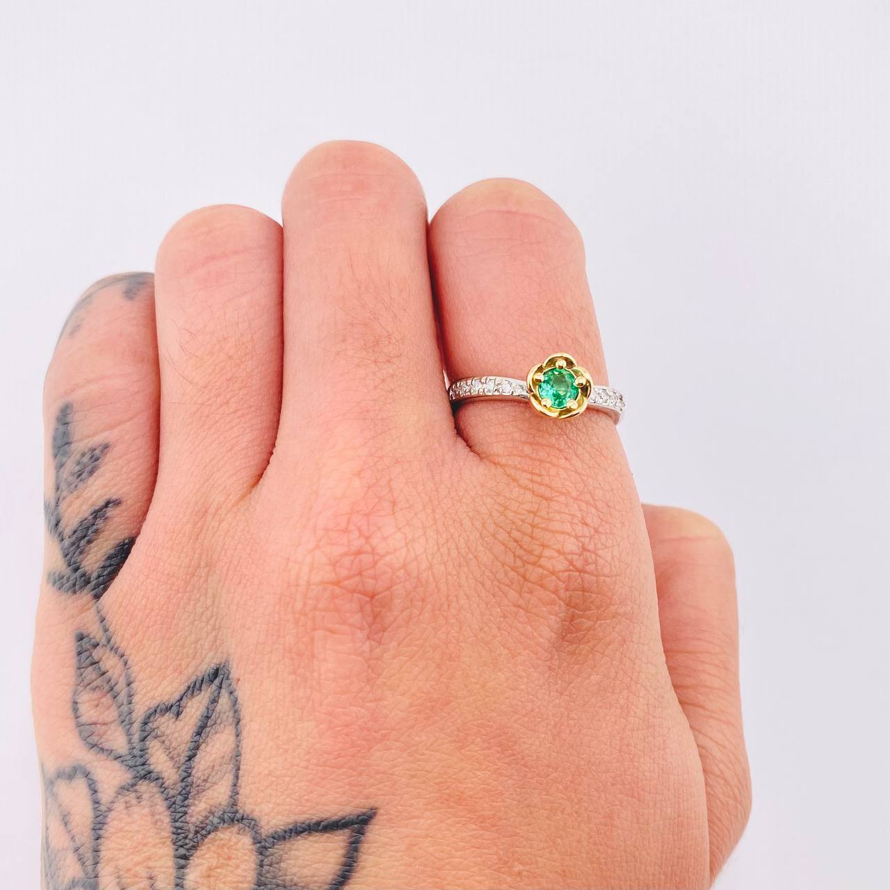 Anillo Flor Fulminante Esmeralda 23pts Diamantes 14pts 3.1gr / T6 1/2 / Dos Oros Amarillo Blanco 18K © Anillo Flor Fulminante Esmeralda 23pts Diamantes 14pts 3.1gr / T6 1/2 / Dos Oros Amarillo Blanco 18K ©