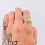 Anillo Flecha Centrada Esmeralda 68pts 2.9gr / T7 1/4 / Oro Amarillo 18K © Anillo Flecha Centrada Esmeralda 68pts 2.9gr / T7 1/4 / Oro Amarillo 18K ©