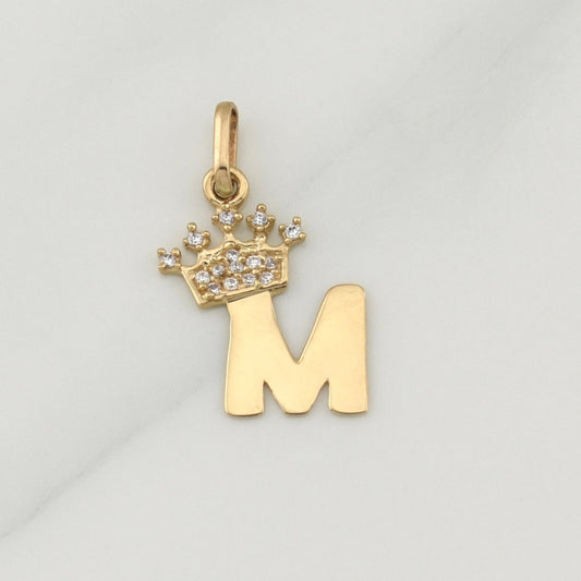 Dije Letra M Corona 0.95 g / 3/4 in Oro Amarillo 18K