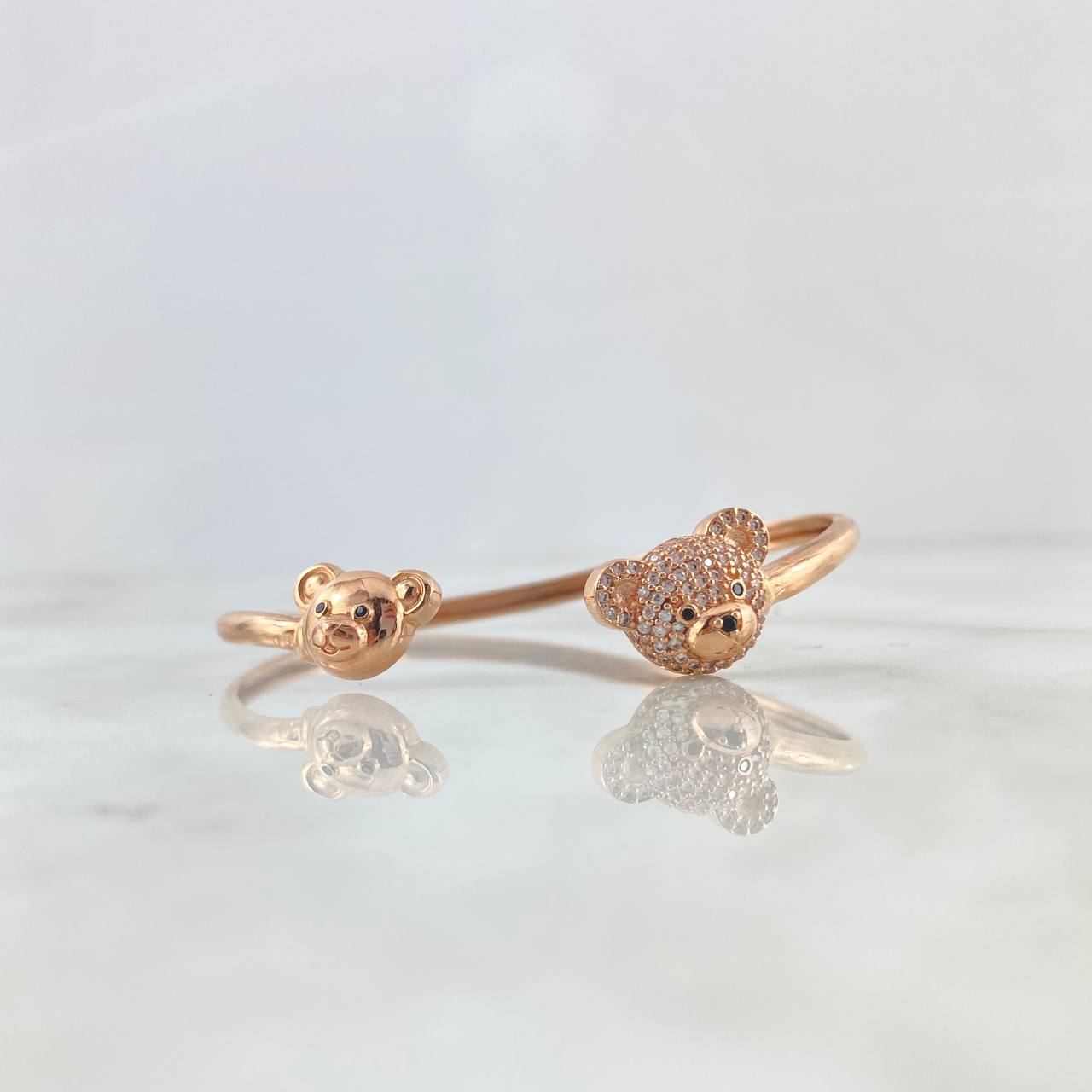 Pulso Aro Abrazo Osos 7gr / 17cm / Circones Blancos y Negros Oro Rosa Pulso Aro Abrazo Osos 7gr / 17cm / Circones Blancos y Negros Oro Rosa