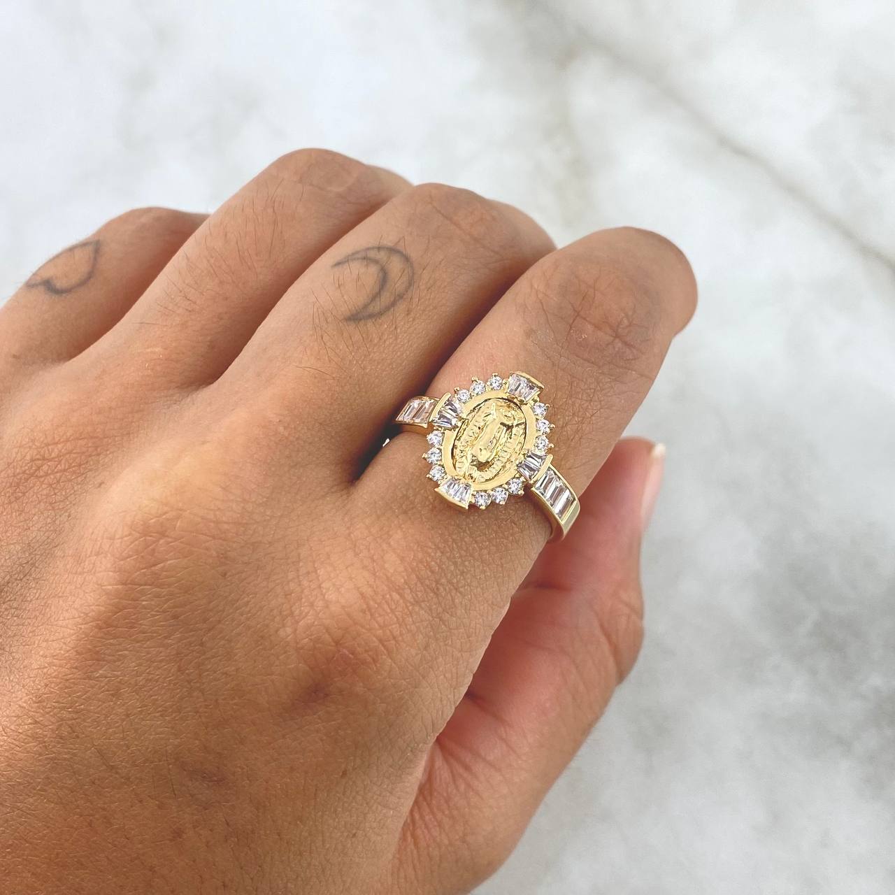 Anillo Virgen Milagrosa 4.6gr / T8 3/4 / Circones Blancos Oro Amarillo 18K Anillo Virgen Milagrosa 4.6gr / T8 3/4 / Circones Blancos Oro Amarillo 18K