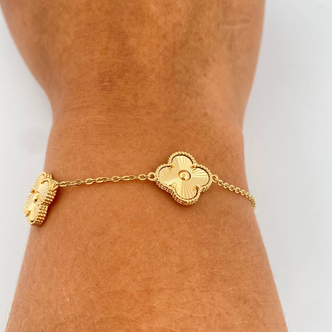 Pulso Aro Seguido Treboles 6.45gr / 7 in / 1.25mm Oro Amarillo 18K & Pulso Aro Seguido Treboles 6.45gr / 7 in / 1.25mm Oro Amarillo 18K &