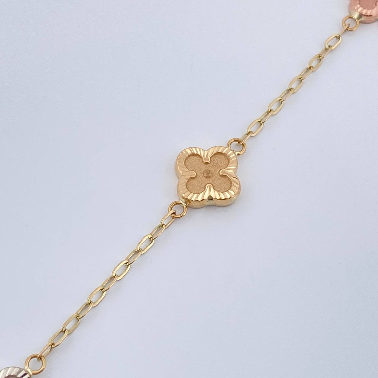 Pulso Trebol Cajon 3.05gr / 7 1/4 in / 1.8mm Tres Oros 18K % Pulso Trebol Cajon 3.05gr / 7 1/4 in / 1.8mm Tres Oros 18K %