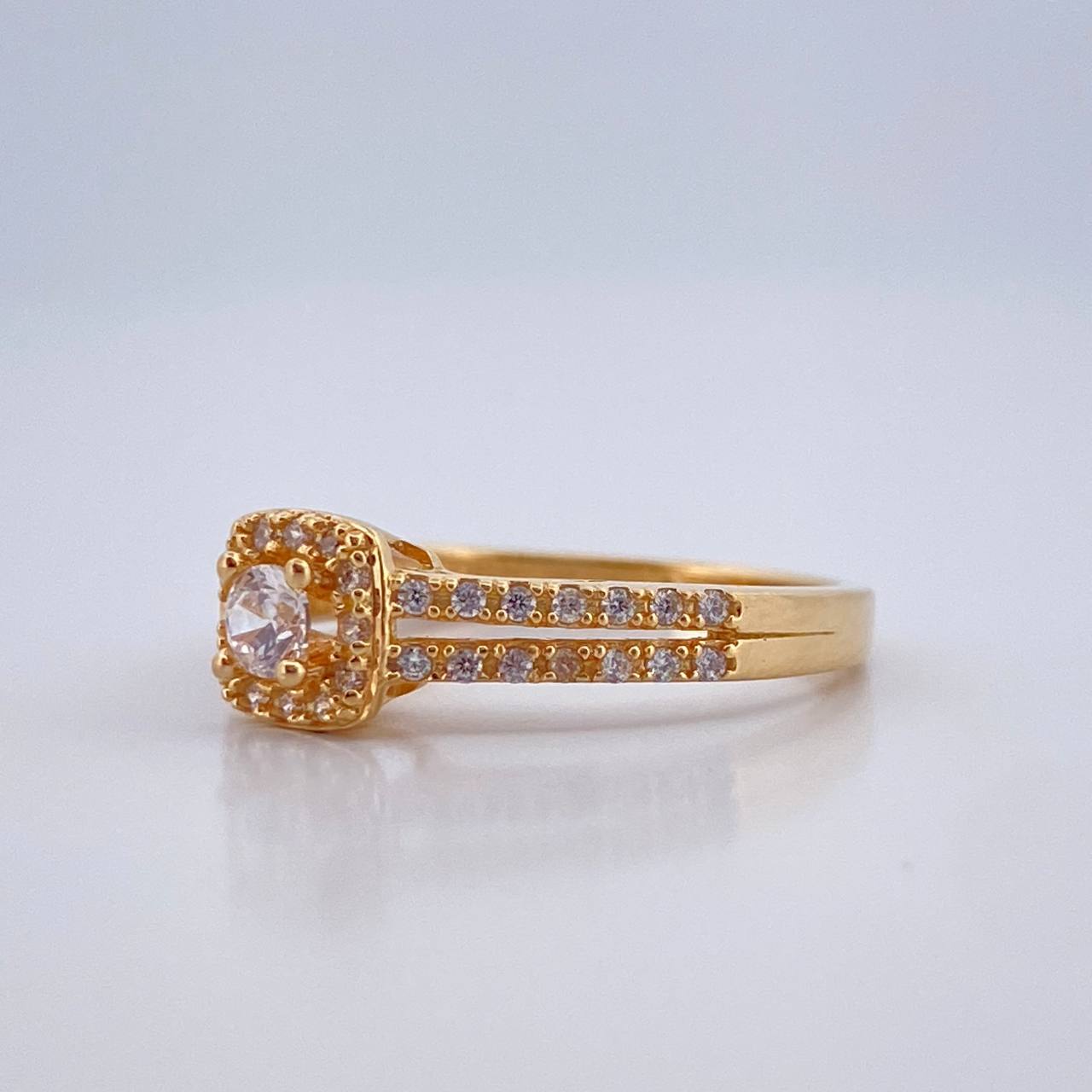 Square Halo Ring 2.45gr / Size 6 1/4 / 18K Gold & Square Halo Ring 2.45gr / Size 6 1/4 / 18K Gold &