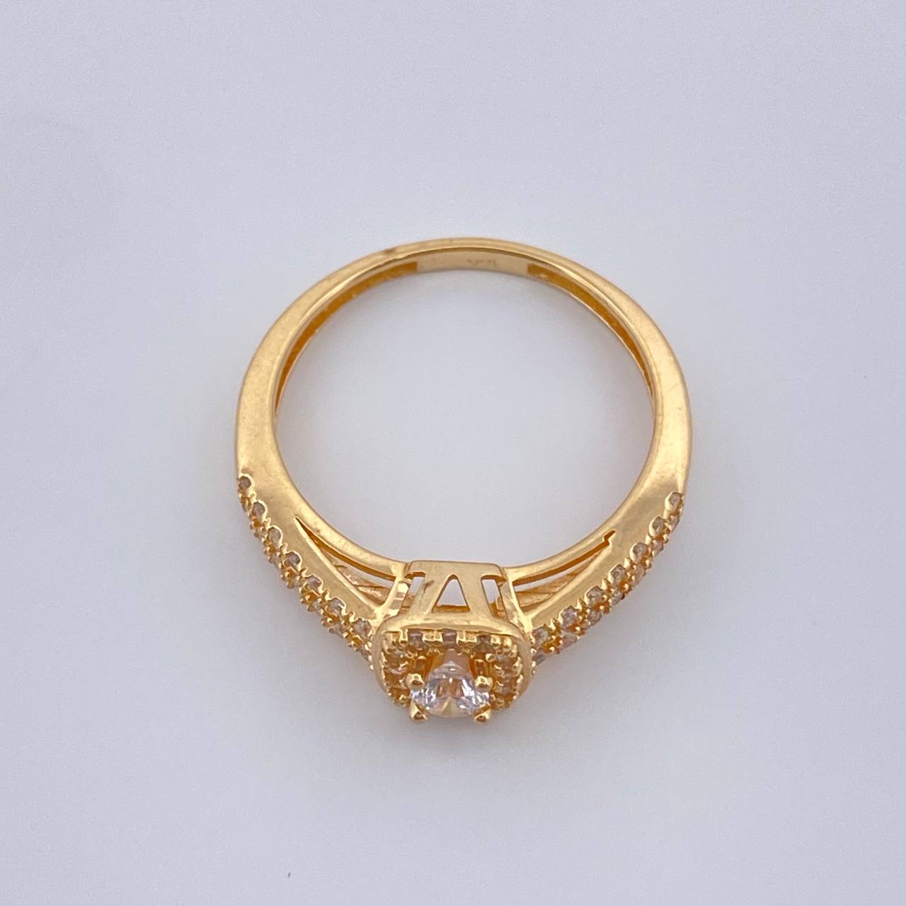 Square Halo Ring 2.45gr / Size 6 1/4 / 18K Gold & Square Halo Ring 2.45gr / Size 6 1/4 / 18K Gold &