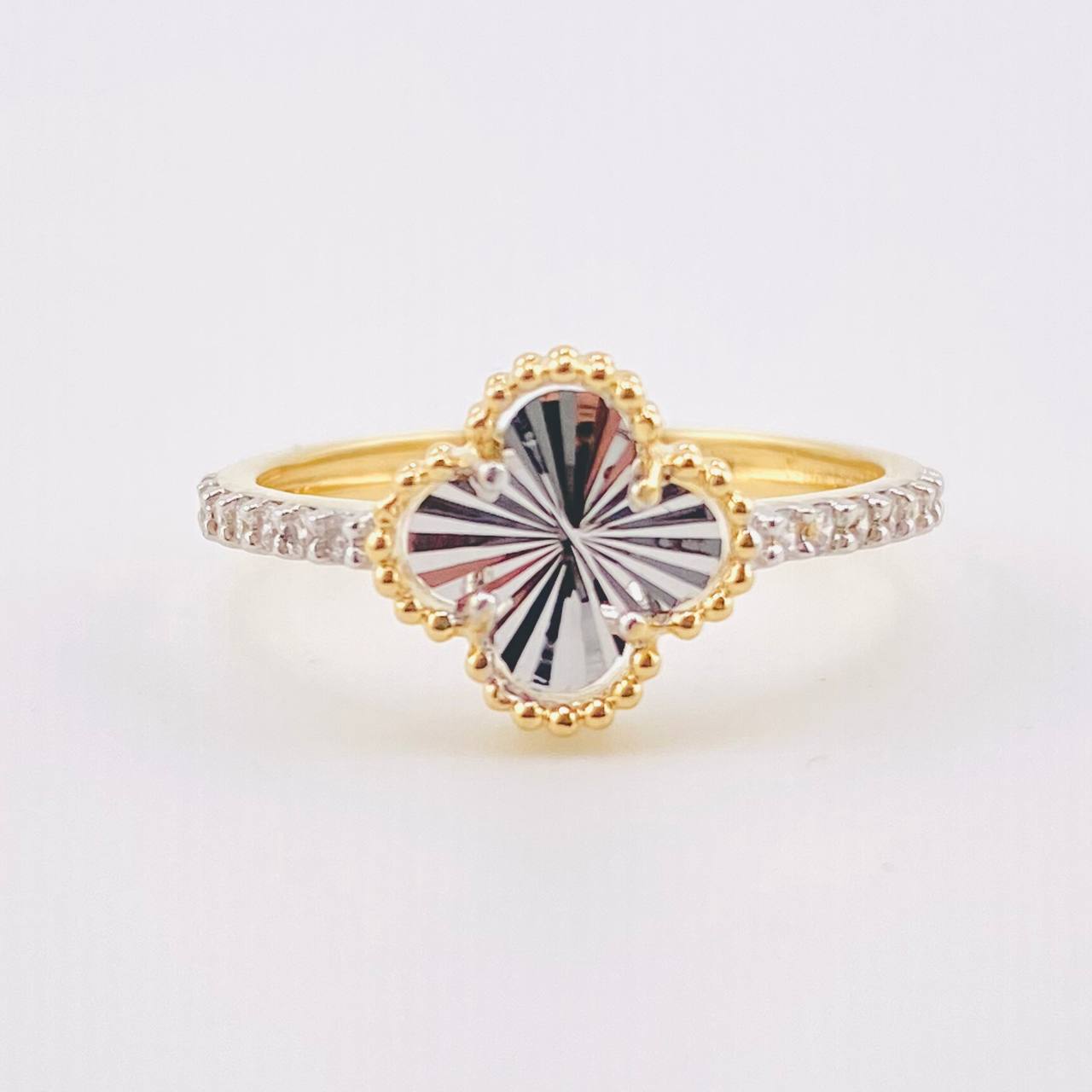 Anillo Trebol Blanco 2gr / T6 / Dos Oros Amarillo Blanco Nac.Esp. 18K © Anillo Trebol Blanco 2gr / T6 / Dos Oros Amarillo Blanco Nac.Esp. 18K ©