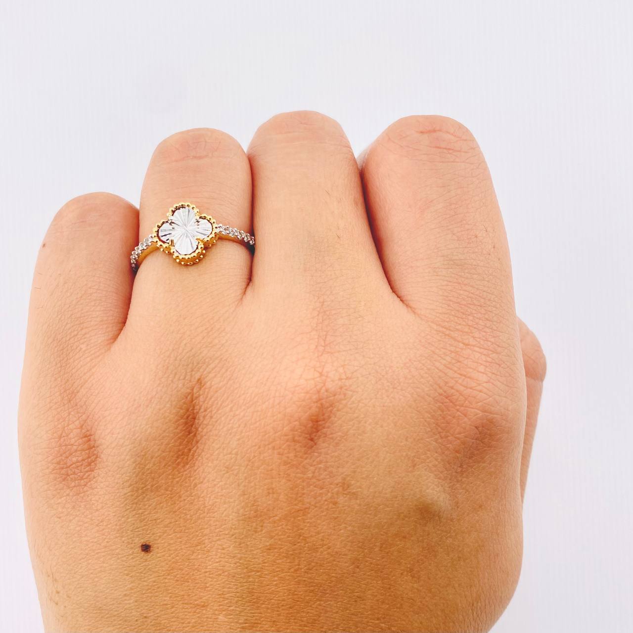 Anillo Trebol Blanco 2gr / T6 / Dos Oros Amarillo Blanco Nac.Esp. 18K © Anillo Trebol Blanco 2gr / T6 / Dos Oros Amarillo Blanco Nac.Esp. 18K ©