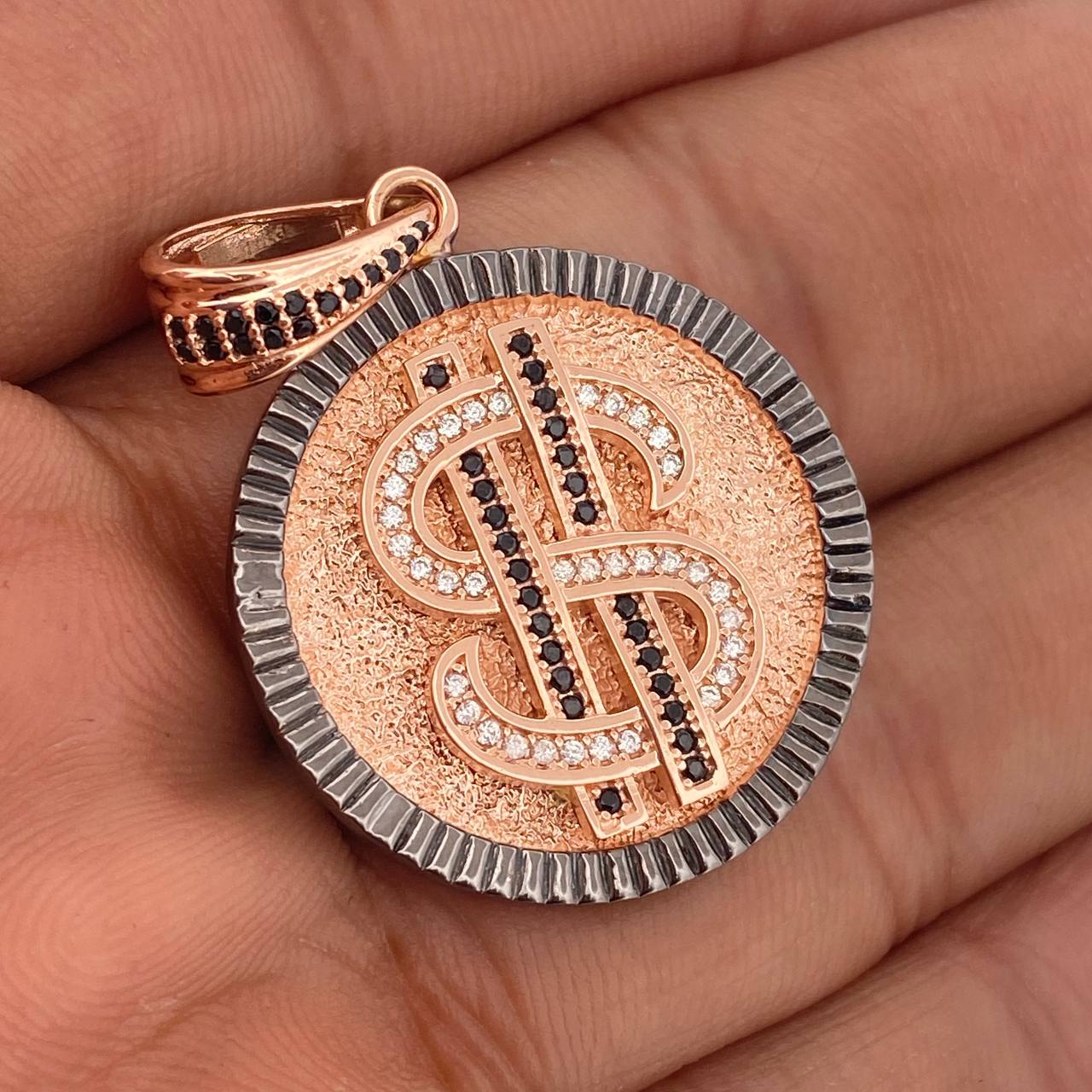 Dije Signo Peso 8.35gr / 1 3/4 in / Dos Oros Negro Rosa 18K % Dije Signo Peso 8.35gr / 1 3/4 in / Dos Oros Negro Rosa 18K %