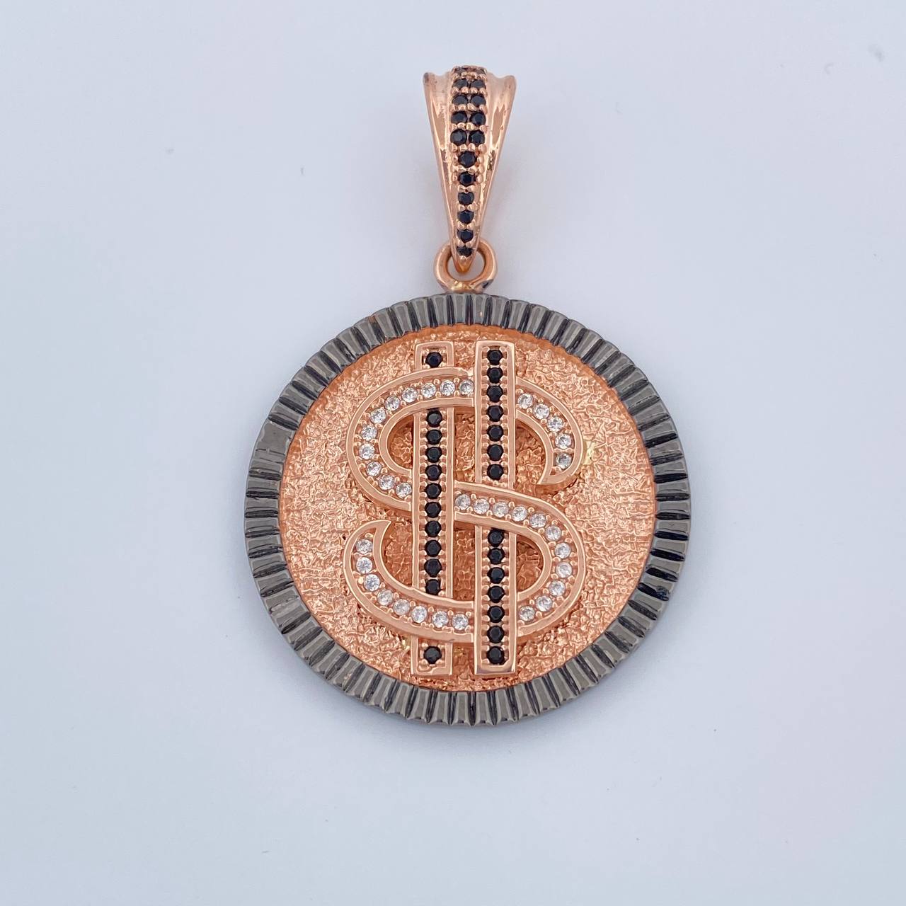 Dije Signo Peso 8.35gr / 1 3/4 in / Dos Oros Negro Rosa 18K % Dije Signo Peso 8.35gr / 1 3/4 in / Dos Oros Negro Rosa 18K %