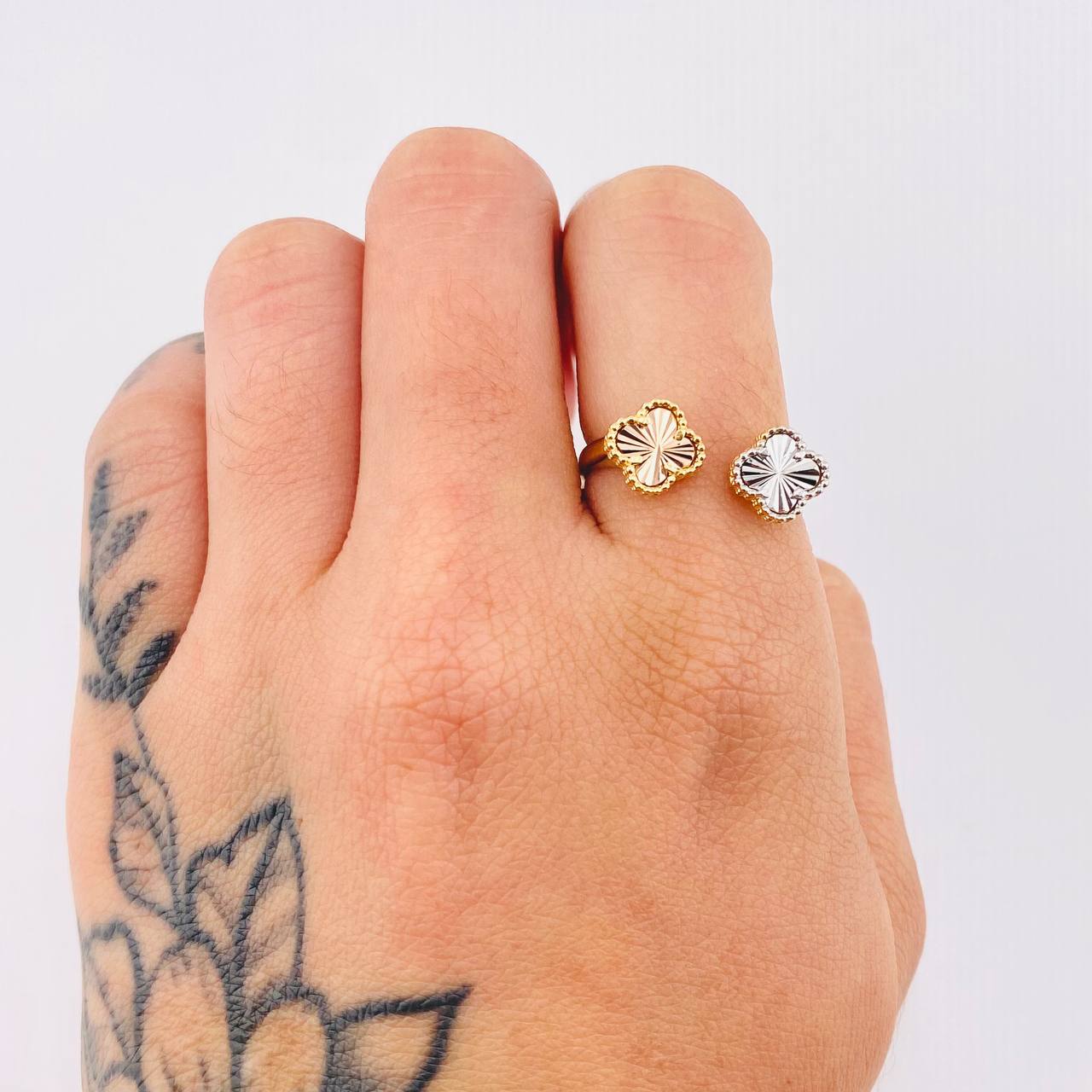 Anillo Dos trebol 2.85gr / T7 / Tres Oros Nac.Esp. 18K Anillo Dos trebol 2.85gr / T7 / Tres Oros Nac.Esp. 18K