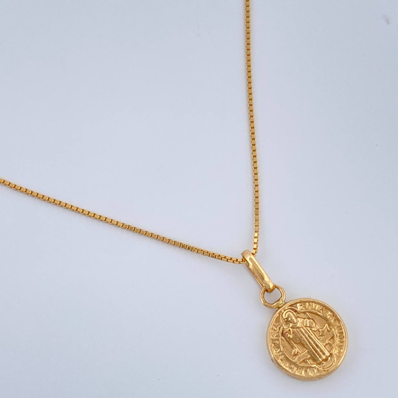 Set Cadena y Dije Veneciana + San Benito 1.75gr / 17 3/4 in / 0.7mm Oro Amarillo 18K % Set Cadena y Dije Veneciana + San Benito 1.75gr / 17 3/4 in / 0.7mm Oro Amarillo 18K %