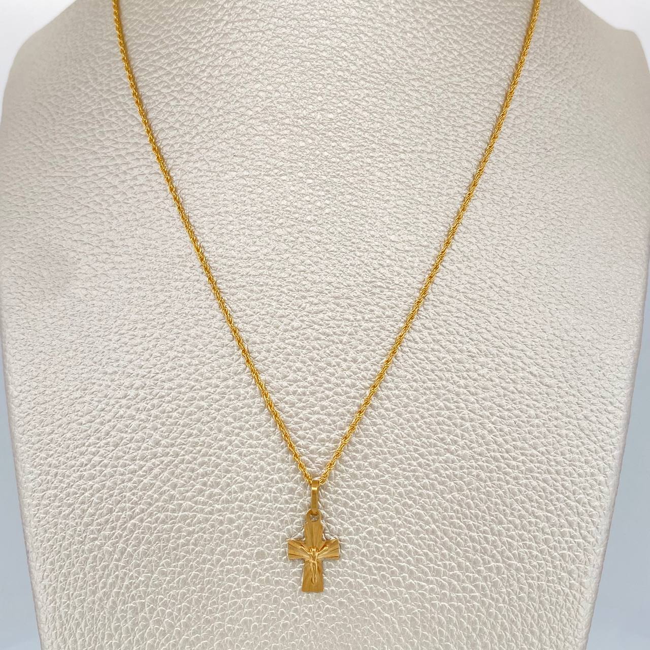 Set Cadena y Dije Lazo + Cruz Cristo 1.4gr / 15 3/4 in / 0.85mm Oro Amarillo 18K % Set Cadena y Dije Lazo + Cruz Cristo 1.4gr / 15 3/4 in / 0.85mm Oro Amarillo 18K %