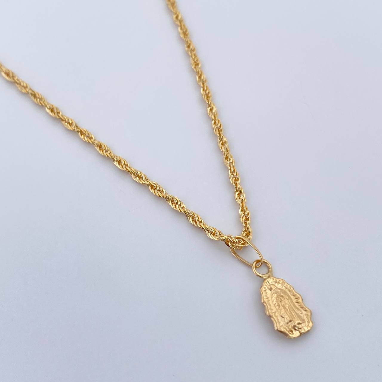 Set Cadena y Dije Lazo+ Virgen Guadalupe 1.4gr / 15 3/4 in / 1.4mm Oro Amarillo 18K $ Set Cadena y Dije Lazo+ Virgen Guadalupe 1.4gr / 15 3/4 in / 1.4mm Oro Amarillo 18K $