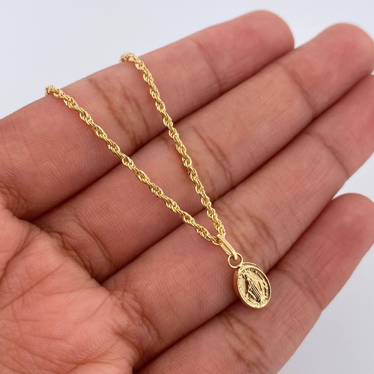 Set Cadena y Dije Lazo+ Virgen Milagrosa 1.4gr / 15 3/4 in / 1.44mm Oro Amarillo 18K $ Set Cadena y Dije Lazo+ Virgen Milagrosa 1.4gr / 15 3/4 in / 1.44mm Oro Amarillo 18K $