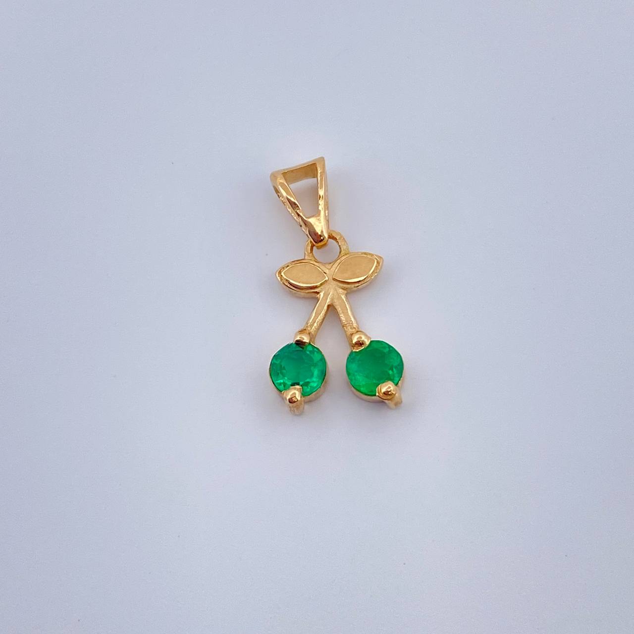 Dije Cereza Esmeralda 0.9gr / 3/4 in / Oro Amarillo 18K & Dije Cereza Esmeralda 0.9gr / 3/4 in / Oro Amarillo 18K &