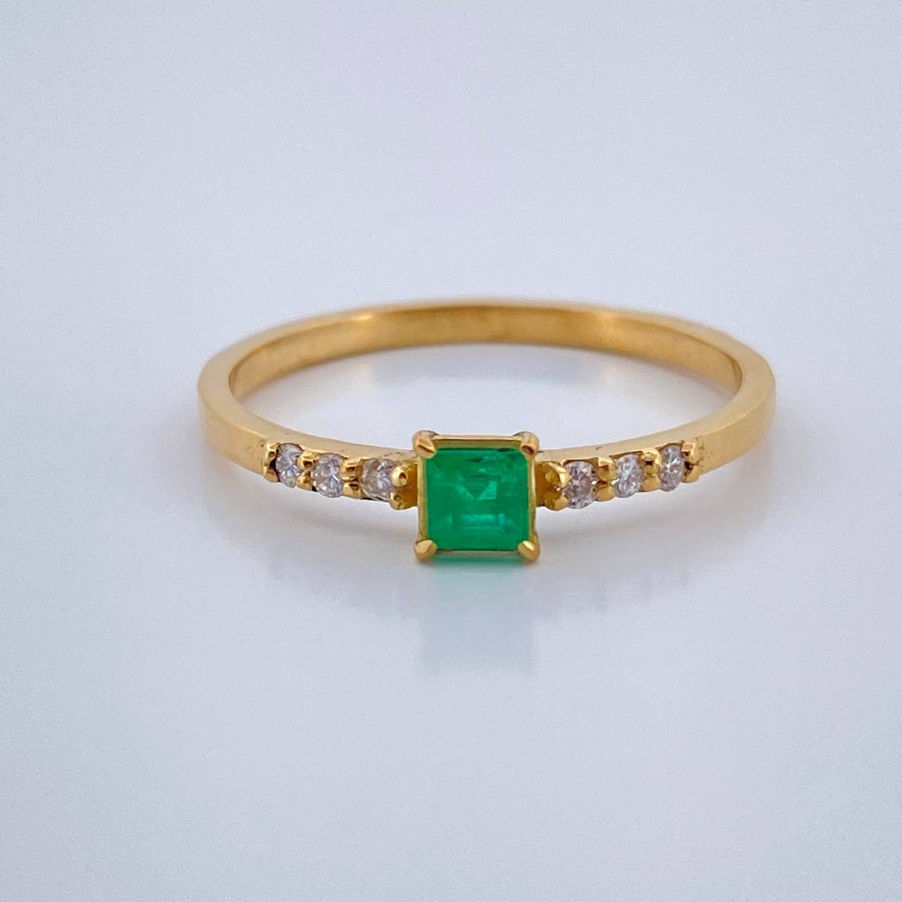 Anillo Churumbela Cuadrado Esmeralda Diamantes 1.8gr / T7 3/4 / Oro Amarillo 18K $ Anillo Churumbela Cuadrado Esmeralda Diamantes 1.8gr / T7 3/4 / Oro Amarillo 18K $