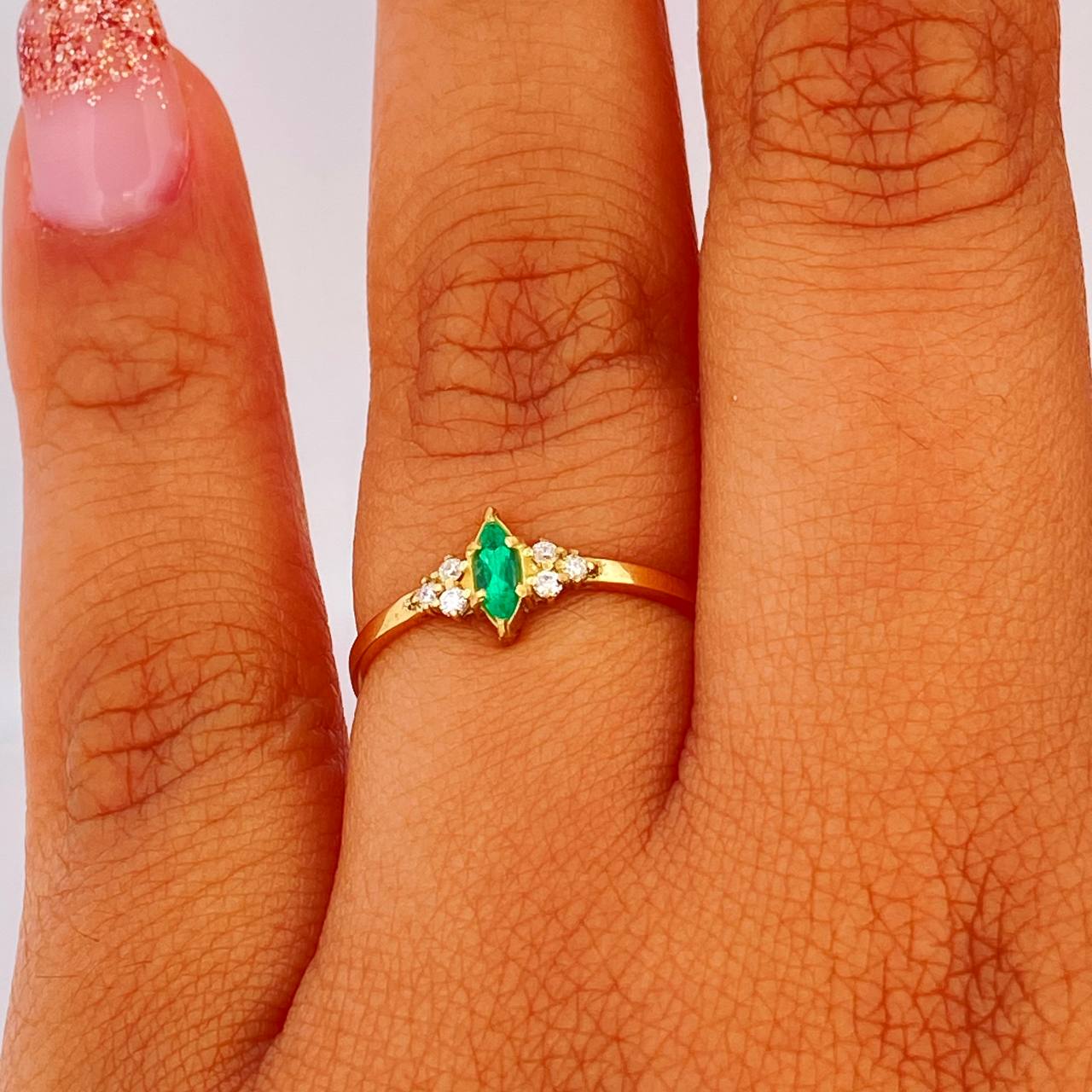 Anillo Solitario Ojo Esmeralda Diamantes 1.35gr / T7 1/4 / Oro Amarillo 18K $ Anillo Solitario Ojo Esmeralda Diamantes 1.35gr / T7 1/4 / Oro Amarillo 18K $