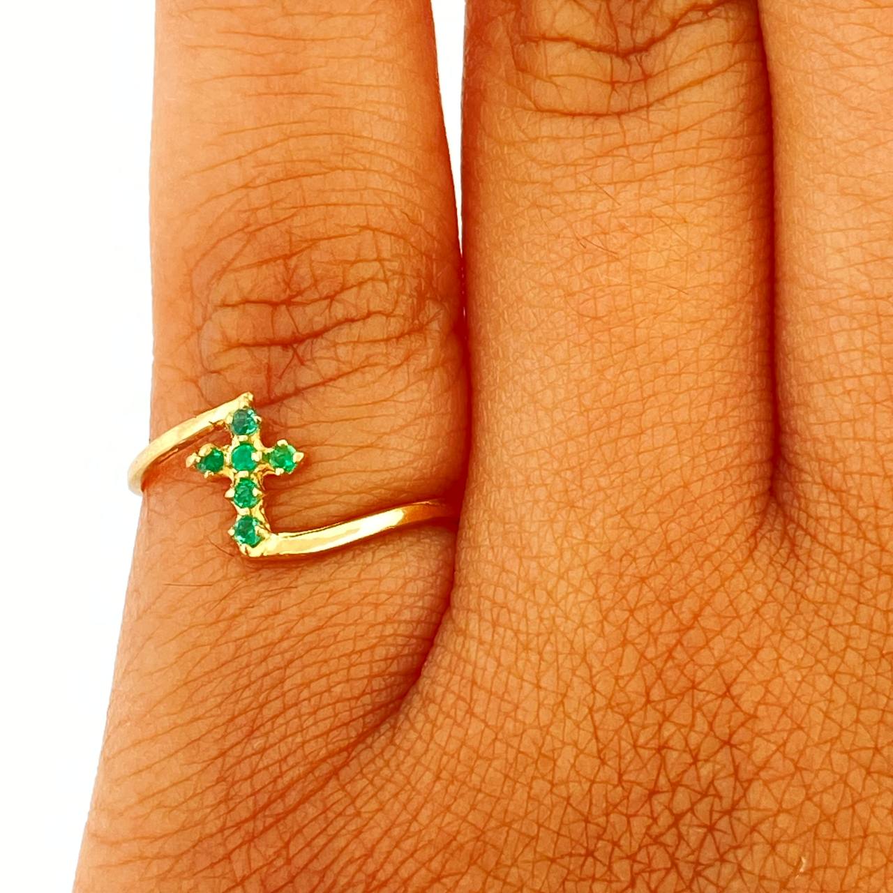 Anillo Cruz Eco Esmeraldas 1.1gr / T6 1/2 / Oro Amarillo 18K $ Anillo Cruz Eco Esmeraldas 1.1gr / T6 1/2 / Oro Amarillo 18K $