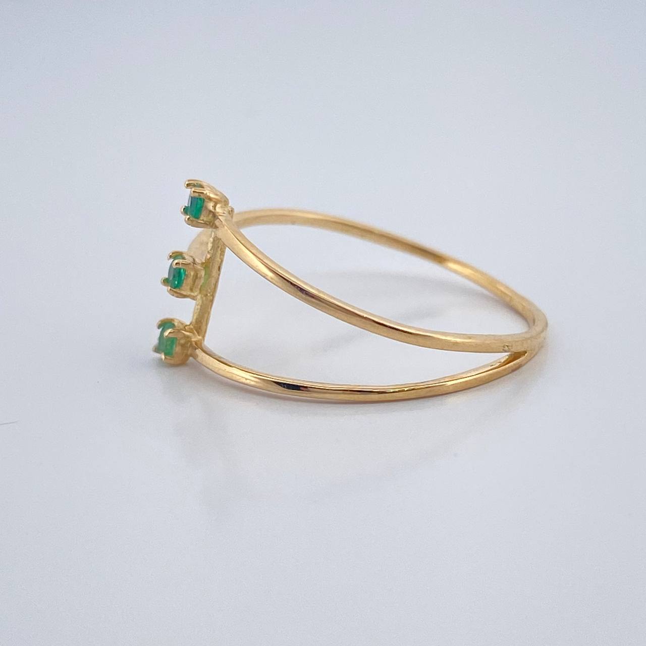 Anillo Abrazo Esmeralda 1.15gr / T8 1/4 / Oro Amarillo 18K & Anillo Abrazo Esmeralda 1.15gr / T8 1/4 / Oro Amarillo 18K &