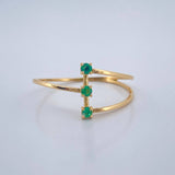 Anillo Abrazo Esmeralda 1.15gr / T8 1/4 / Oro Amarillo 18K & Anillo Abrazo Esmeralda 1.15gr / T8 1/4 / Oro Amarillo 18K &