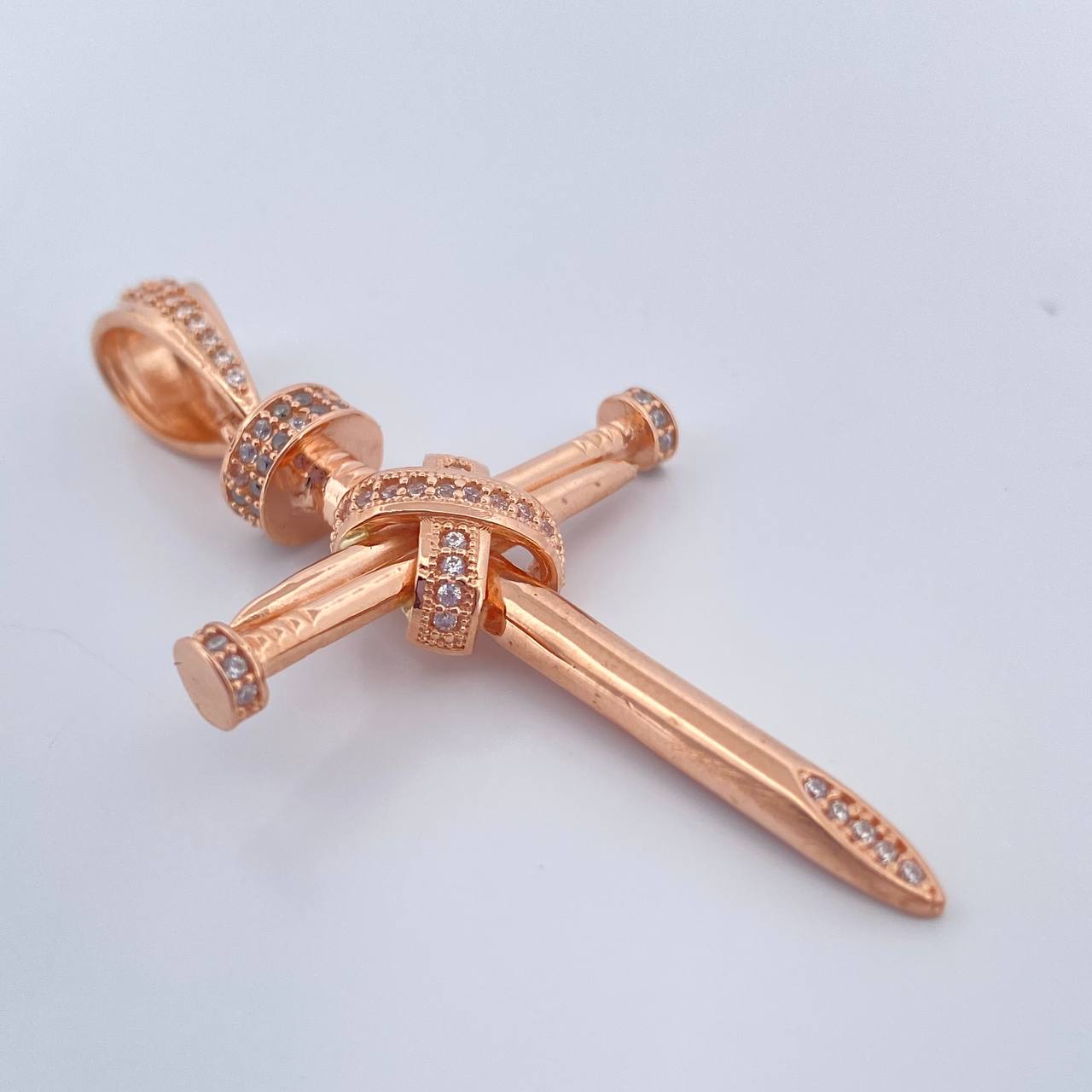 Dije Cruz Clavo 6.35gr / 2 1/4 in / Oro Rosa 18K % Dije Cruz Clavo 6.35gr / 2 1/4 in / Oro Rosa 18K %